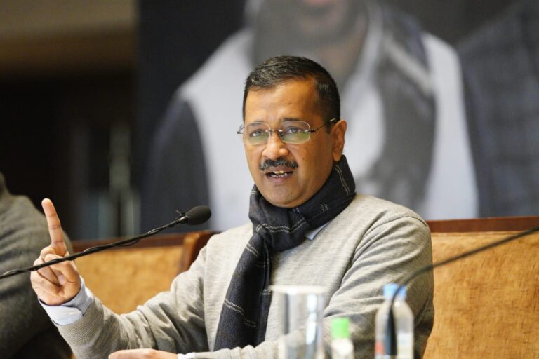 सीट छोड़ देंगे, लेकिन बिकने नहीं देंगे : केजरीवाल