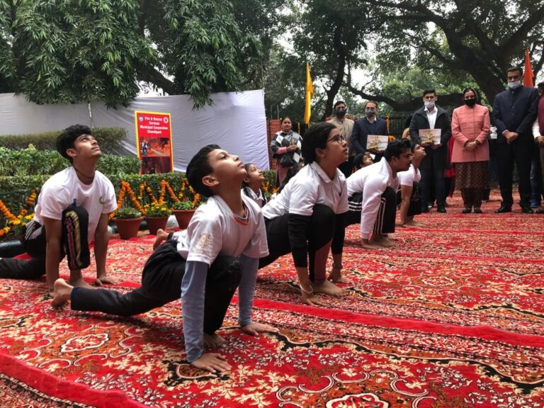 गणतंत्र दिवस पर योग एंबेसडर ने सूर्य नमस्कार का प्रदर्शन किया