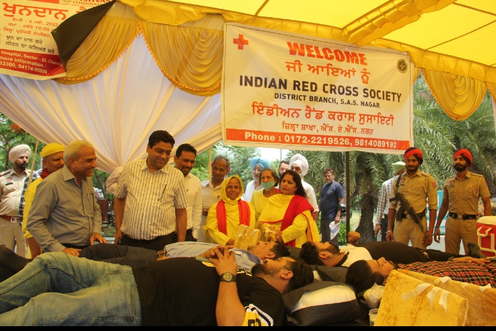 जिला प्रशासनिक परिसर में रक्तदान शिविर निशान सिंह ने 31वीं बार किया रक्तदान