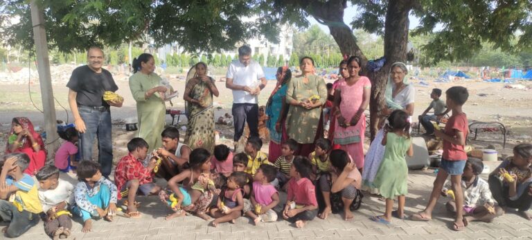 लॉर्ड चैरिटेबल ट्रस्ट और अखिल भारतीय सेवा संघ ने पंचकूला में बच्चों को फ्रूट बांटे
